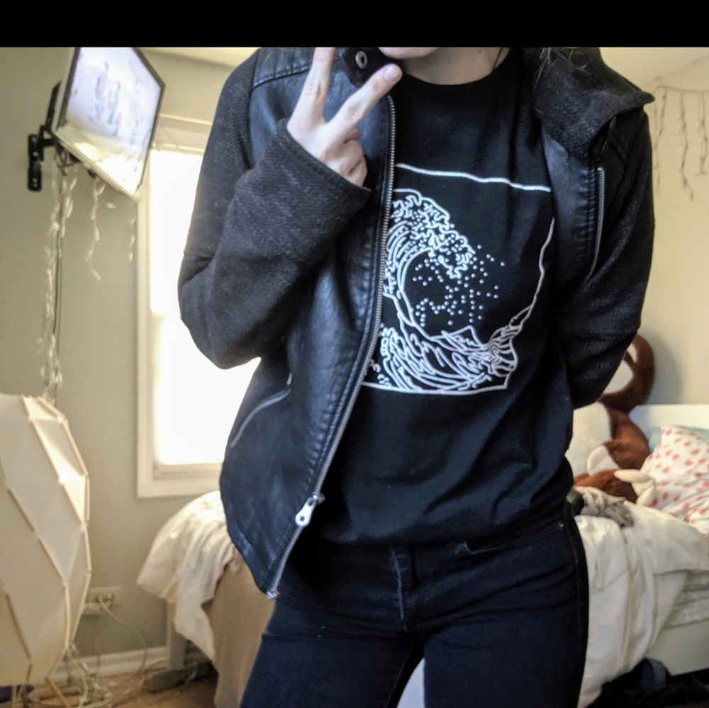 The Wave Graphic Tee Black and White